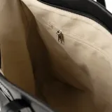 Cartera tipo tote bag de diseño clásico en símil cuero color negro, con doble asa fija, cierre superior y bolsillos externos abiertos.