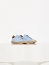 Zapatillas urbanas acordonadas celestes, con recortes en cuero y logo JCH bordado en los laterales.