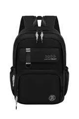 Mochila negra con detalles en blanco y gris. Cuenta con múltiples compartimentos con cierre, tiradores de cierre con cordones blancos y negros, un bolsillo frontal con solapa y un parche redondo con la frase "You Can Do It".