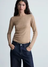 Camiseta color beige de tejido de punto acanalado, corte entallado, cuello barco y mangas largas.