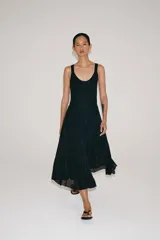 Falda midi de tiro medio de la colección ZARA Woman, confeccionada en mezcla de lyocell con acabado fluido y bajo en línea evasé. Cuenta con forro interior a tono y cierre lateral con cremallera oculta.
