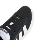 Championes Adidas Grand Court Alpha negros con las tres tiras blancas y suela color crema. Inspirados en el tenis, ideales para uso diario.