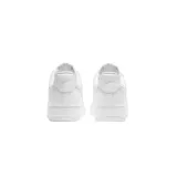 Championes Nike Air Force 1 de corte bajo, color blanco total, con diseño clásico de cuero, perforaciones en la puntera para mayor ventilación y suela de goma con unidad de aire encapsulada.