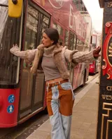 Musculosa negra de punto acanalado con corte ajustado y bordado de caballo en el pecho.