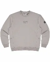 Buzo de algodón color terracota, con corte oversize, cuello redondo y puños acanalados. Presenta un pequeño estampado tipográfico en el centro del pecho y un parche con logo en la manga derecha.