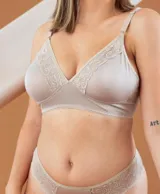 Soutien color piel con copa moldeada, sin costura ni aro. Confeccionado con tela que contiene fibra LYCRA® reforzada, toque suave y detalles en puntilla. Breteles elásticos regulables.