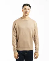 Buzo de punto liso color negro, con cuello redondo y puños y ruedo acanalados. Se lleva sobre una camisa celeste de vestir.