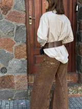 Faja de cuero de diseño ancho y envolvente, ideal para marcar la silueta y complementar diversos estilos.