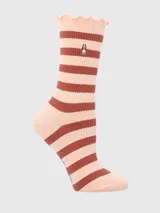 Calcetín de largo medio con diseño a rayas horizontales en tonos rosado y marrón. Presenta un borde superior con terminación ondulada y el logo bordado del perro de la marca Hush Puppies.