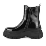 Bota Chelsea de charol sintético color negro, con elásticos laterales, plataforma track y tirador trasero.