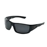 Lentes de sol deportivos de montura gruesa color negro, con lentes oscuros y detalles de color en las patillas.