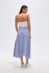 Falda midi de viscosa con estampado de rayas verticales azules y blancas. Presenta un diseño asimétrico con un cruce diagonal en la cintura y un volante fruncido en el ruedo.