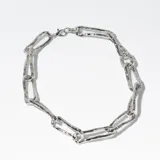 Collar tipo gargantilla de eslabones gruesos plateados con acabado martillado o irregular, y cierre de mosquetón.
