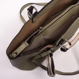 Cartera tipo tote de cuero sintético color verde militar, con asas de mano y detalles con estampado animal print de vaca. Incluye un monedero colgante a juego con el mismo estampado.