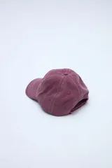 Gorra clásica color bordó con efecto lavado, pespuntes blancos y bordado frontal con texto "UNFRM CLUB 1956".