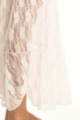 Pollera larga de encaje negro con diseño floral y volado en el ruedo.