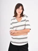 Remera de cuello en V con estampado de rayas horizontales en tonos negro, beige y blanco, de manga corta y corte recto.