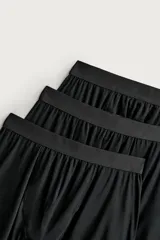 Pack de tres calzoncillos tipo bóxer negros confeccionados en mezcla de modal, con cintura elástica.