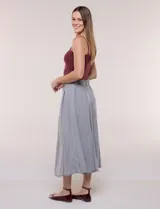 Falda midi color gris de lyocell, con cintura alta, costuras verticales decorativas, bolsillos laterales y corte acampanado.