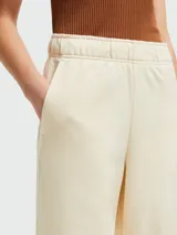 Pantalón de algodón color crema, de corte ancho y cintura elástica.