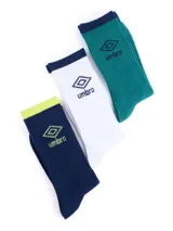 Pack de tres pares de medias Umbro, con logo de la marca. Un par es blanco con puño azul marino, otro es azul marino con puño verde lima, y el tercero es verde con puño azul marino.