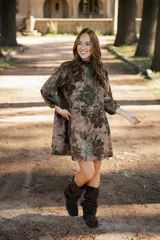 Vestido corto de lino con estampado floral en tonos tierra, verde y marrón. Presenta cuello redondo, mangas tres cuartos con volumen y silueta holgada.