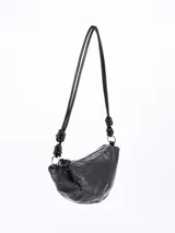 Bandolera blanca de cuero sintético con forma de media luna y asa corta con detalle de nudo.