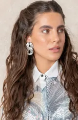 Caravana de diseño entrelazado con textura lineal y acabado brillante, con cierre de clip.