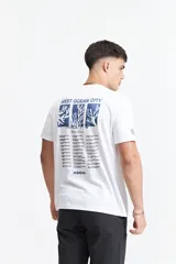 Remera azul con estampado en la espalda con la leyenda "West Ocean City Since 1976 Worldtour Music Fest" y el logo de la marca Mistral.