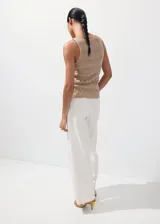 Jeans blancos de tiro medio con diseño wide leg y bordado de flores tono sobre tono en las perneras. Cuentan con diseño clásico de cinco bolsillos, trabillas y cierre frontal de botón y cremallera.
