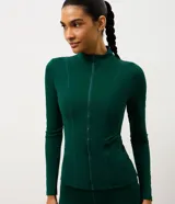 Campera deportiva de microfibra color verde oscuro, con cuello alto, cierre frontal con cremallera y bolsillos laterales. Presenta un diseño ajustado con costuras verticales que realzan la silueta.