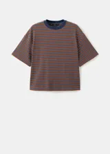 Camiseta de manga corta con diseño a rayas horizontales en tonos marrón, azul y blanco, con cuello redondo oscuro.
