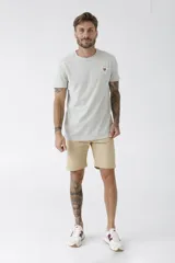 Remera celeste de corte clásico con cuello redondo y manga corta. Estampado pequeño en el pecho.