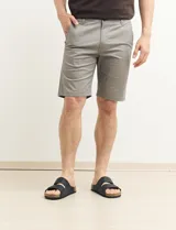 Bermuda color verde con bolsillos laterales y traseros.