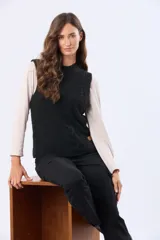 Pantalón cargo skinny de algodón con elastano, color beige, con bolsillos laterales con solapa en las piernas y trabillas para cinto.