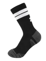 Pack de tres pares de medias deportivas Under Armour de caña media, color negro con detalles en blanco. Presentan diseño con amortiguación, paneles de malla para mayor transpirabilidad y soporte de arco integrado.
