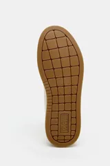 Zapatillas deportivas de cuero color beige y blanco, con suela marrón de goma y cierre con cordones.