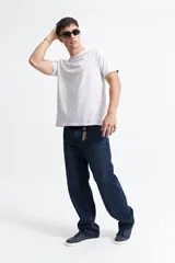 Remera lila de manga corta con cuello redondo y logo estampado en el frente.