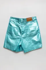 Short de tiro alto confeccionado en cuero metalizado, con diseño de corte recto y acabado brillante.