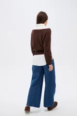 Sweater negro de viscosa con diseño holgado, cuello asimétrico y mangas largas.