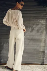 Jeans Z1975 wide leg de tiro alto color crudo, con bolsillos delanteros, bolsillos de parche en la espalda, costuras laterales destacadas y cierre frontal con cremallera y botón.