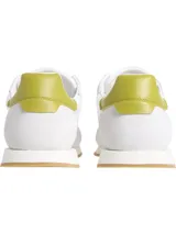 Zapatillas Calvin Klein de perfil bajo, confeccionadas en una combinación de ante, piel y lona. Presentan un diseño en color blanco con detalle en el talón en tono verde oliva y suela de caucho color caramelo.