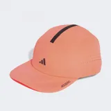Gorra de running Adidas Adizero Climacool de color salmón, con detalles en negro que incluyen el logo y una franja superior. Cuenta con perforaciones laterales para ventilación, visera precurvada y tecnología de secado rápido.