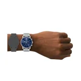 Reloj cronógrafo Emporio Armani con caja de acero inoxidable plateado y esfera azul con acabado sunray. Presenta subesferas, fechador y malla de acero inoxidable de eslabones finos.
