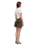 Short de denim color ámbar con vetas oscuras, tiro medio/alto, calce relajado y largo medio.