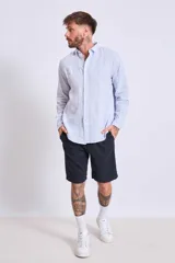 Bermuda marrón de corte recto.