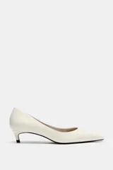 Zapato de tacón kitten fino en piel, color blanco, con escote redondo y acabado en punta.