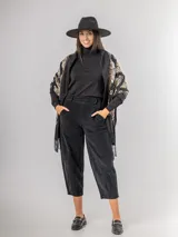 Pantalón tipo carrot de corderoy color verde oliva, con cintura elastizada y largo capri/cropped.