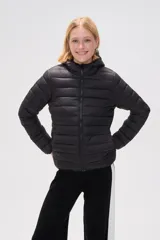 Campera puffer negra de nylon con capucha y cierre frontal.