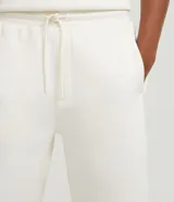 Bermuda masculina básica de algodón, con cintura elástica, cordón ajustable y bolsillos funcionales.